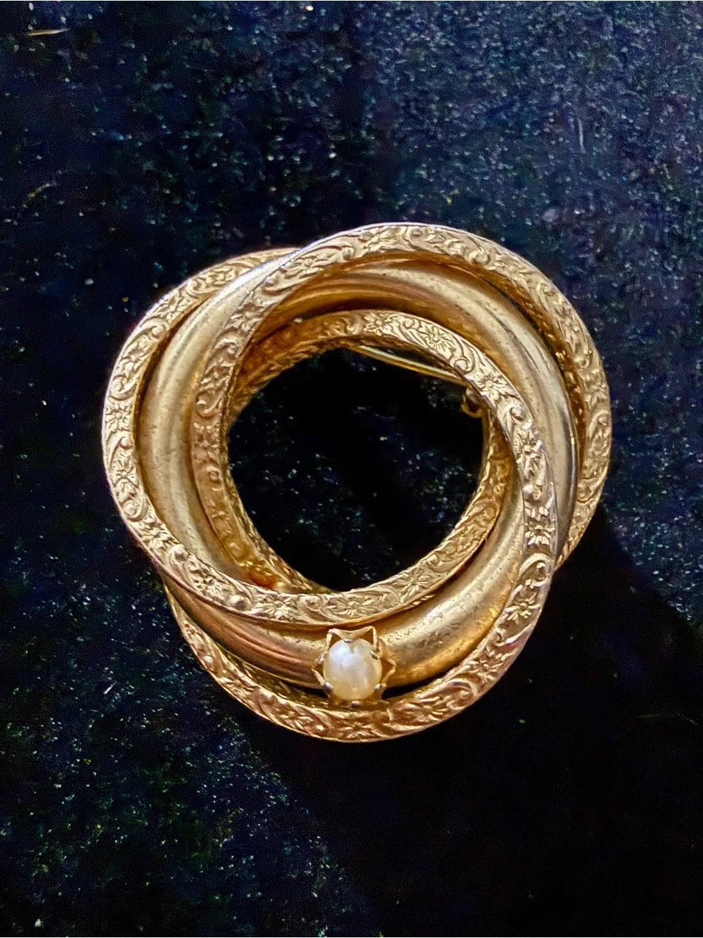 Vintage Gold Tone Swirl Brooch Pin Faux Pearl Accent Unmarked 4.5 cm